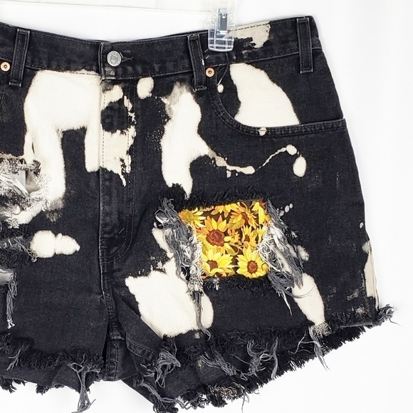 VINTAGE LEVI'S bleached high waisted jean shorts - Picture 3 of 7